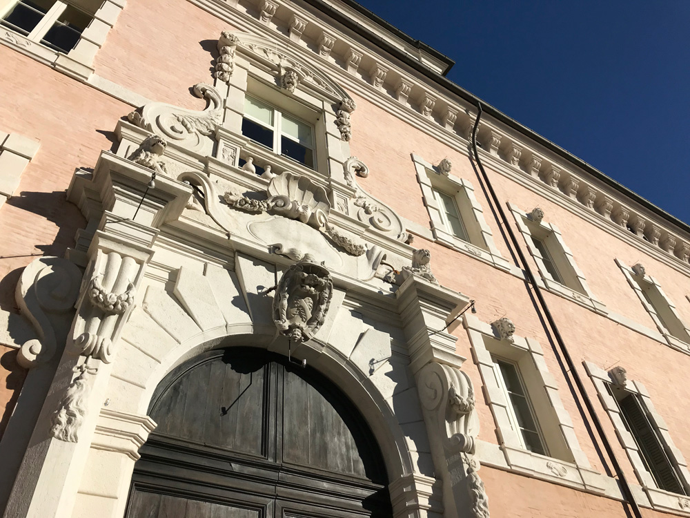 Palazzo Rasponi dalle Teste a Ravenna. Dettaglio della facciata